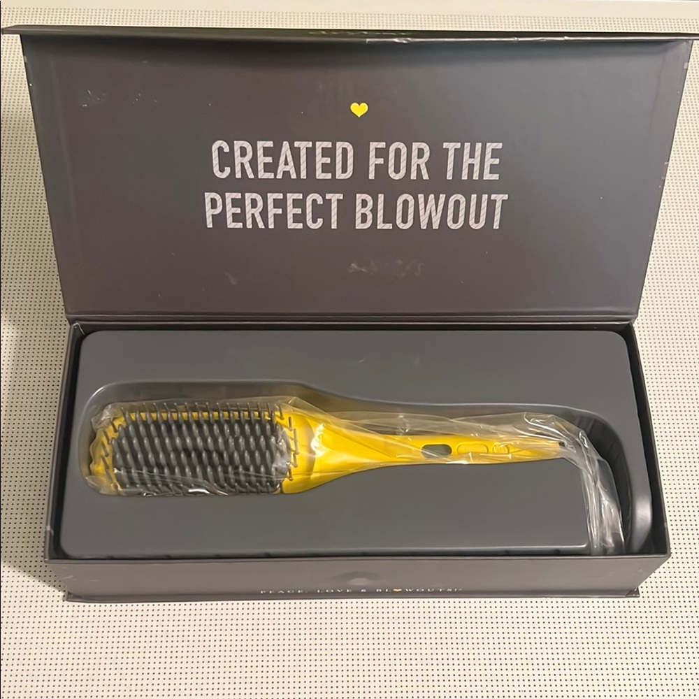Drybar The Brush Crush Heated Straightening Brush